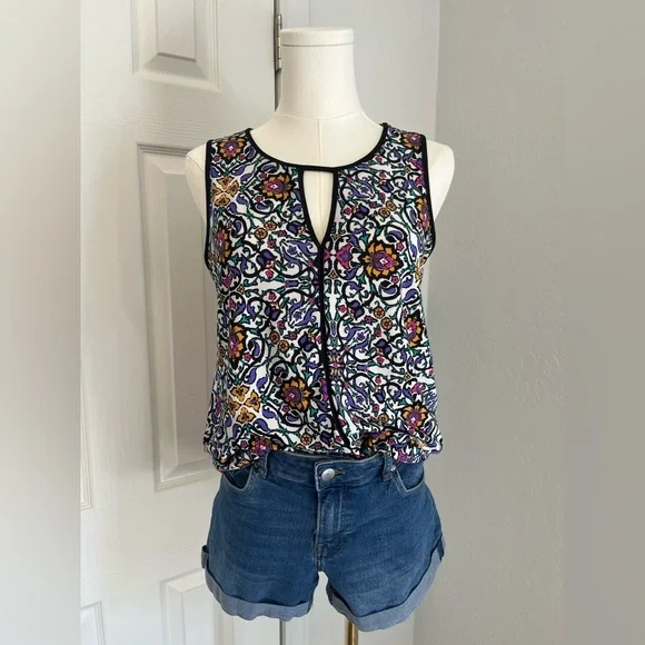 Floral Patterned Sleeveless Top - Picture 1 of 5